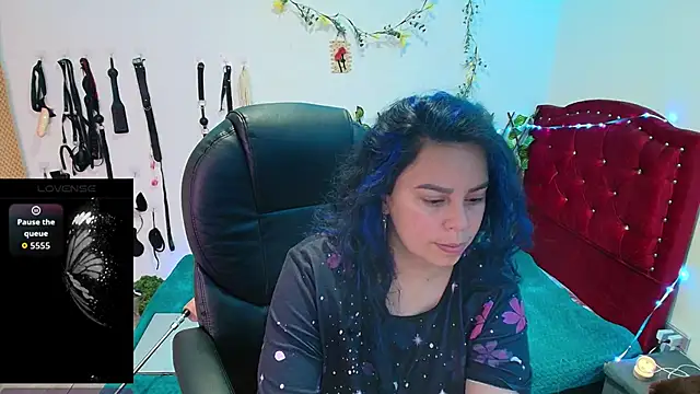 Snapshot of elektra_32 chatting on 11/25/25, 12:27 elektra 32 online show from 11/25/25, 12:27