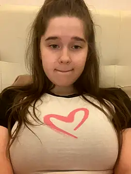 Snapshot of HornyGirlH chatting on 10/20/25, 10:32 HornyGirlH online show from 10/20/25, 10:32