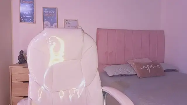 Amaia Daniells online show from 11/30/25, 03:54