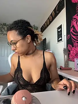 Snapshot of goddessxdreaxo chatting on 11/10/25, 01:32 goddessxdreaxo online show from 11/10/25, 01:32
