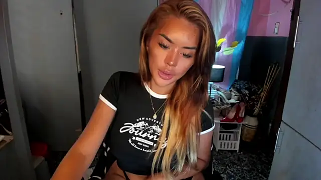 Snapshot of QuiinMollyXxX chatting on 06/10/26, 01:50 QuiinMollyXxX online show from 06/10/26, 01:50