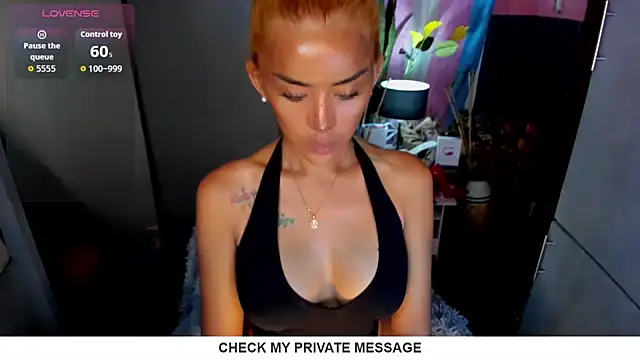 Snapshot of QuiinMollyXxX chatting on 06/24/26, 04:11 QuiinMollyXxX online show from 06/24/26, 04:11