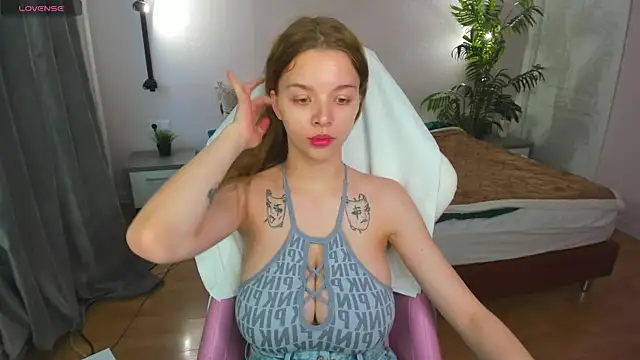 Snapshot of Lesya_Flin chatting on 10/29/25, 10:06 Lesya Flin online show from 10/29/25, 10:06