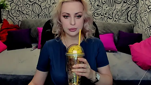 Hotdreamhere online show from 03/20/25, 10:54