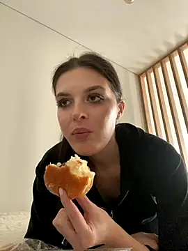 Snapshot of little_belucci chatting on 11/05/25, 01:44 little belucci online show from 11/05/25, 01:44