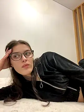 Snapshot of little_belucci chatting on 11/12/25, 01:44 little belucci online show from 11/12/25, 01:44