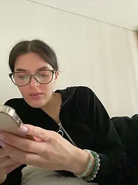 Snapshot of little_belucci chatting on 11/19/25, 10:59 little belucci online show from 11/19/25, 10:59