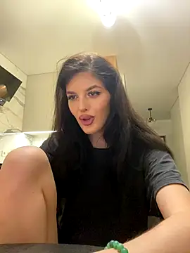 Snapshot of little_belucci chatting on 12/15/25, 03:27 little belucci online show from 12/15/25, 03:27