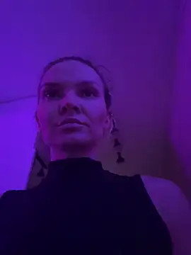 Snapshot of _alleyesonme_ chatting on 10/25/25, 03:29  alleyesonme  online show from 10/25/25, 03:29