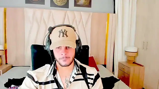 Snapshot of hottstuffx69 chatting on 11/06/25, 02:45 hottstuffx69 online show from 11/06/25, 02:45