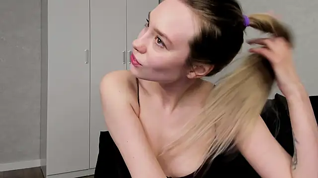 Snapshot of mary_shiota chatting on 10/29/25, 10:17 mary shiota online show from 10/29/25, 10:17