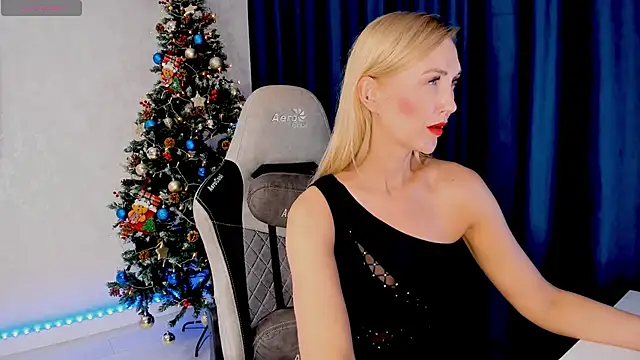 Snapshot of HotyPlays chatting on 12/24/24, 10:39 HotyPlays online show from 12/24/24, 10:39