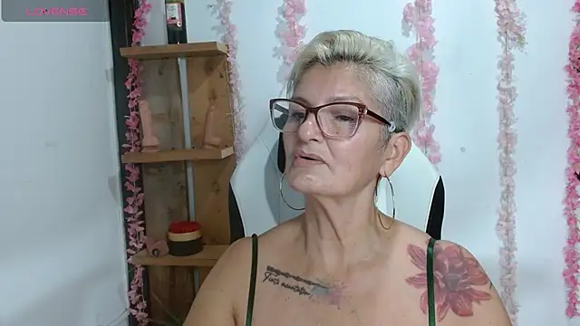 Snapshot of bety-cum2 chatting on 07/26/26, 12:52 bety-cum2 online show from 07/26/26, 12:52