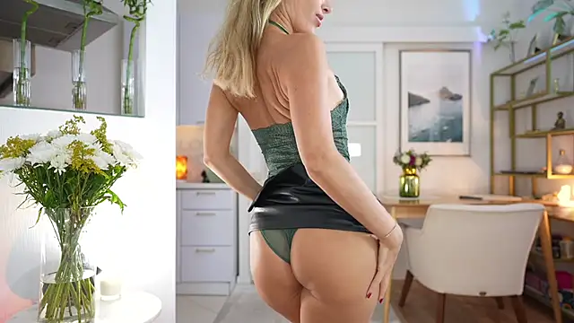 Snapshot of IamRealSugar chatting on 10/11/25, 02:15 IamRealSugar online show from 10/11/25, 02:15