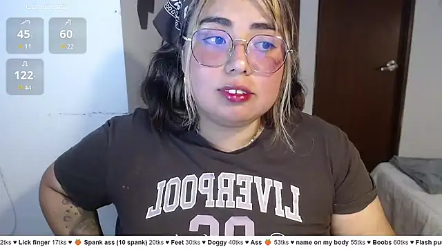 Snapshot of yini_angel chatting on 06/12/26, 02:43 yini angel online show from 06/12/26, 02:43