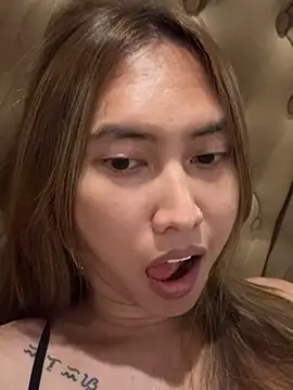 Snapshot of BombshellPH chatting on 11/28/25, 04:42 BombshellPH online show from 11/28/25, 04:42