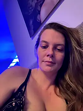 Snapshot of newMichelle chatting on 12/15/25, 06:56 newMichelle online show from 12/15/25, 06:56