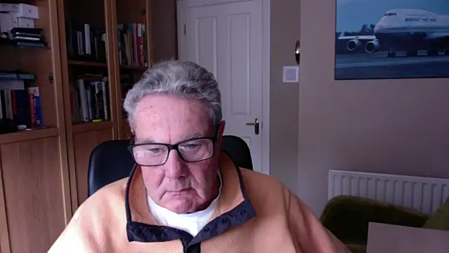 Snapshot of Oldpistolpete chatting on 12/30/24, 03:02 Oldpistolpete online show from 12/30/24, 03:02