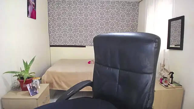 EvaFoxter online show from 04/15/26, 03:52