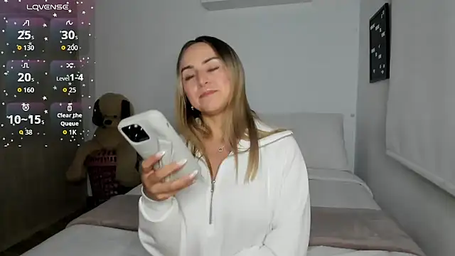 Snapshot of sophi_mooreno chatting on 09/15/25, 11:49 sophi mooreno online show from 09/15/25, 11:49