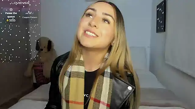 Snapshot of sophi_mooreno chatting on 10/17/25, 11:51 sophi mooreno online show from 10/17/25, 11:51