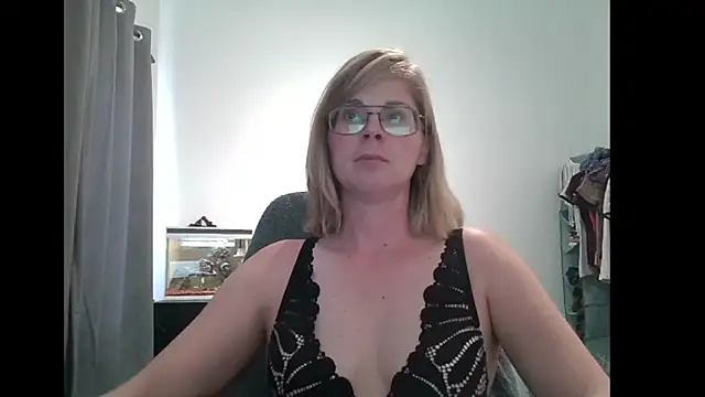 Snapshot of SavannaGirly chatting on 02/17/25, 12:05 SavannaGirly online show from 02/17/25, 12:05