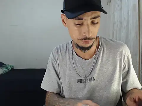 emiliano hottt online show from 10/13/25, 04:01