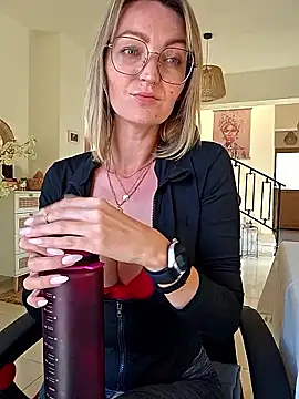 MissMialicious online show from 04/09/26, 02:33