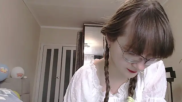 Snapshot of KiraGoldens chatting on 09/22/25, 06:37 KiraGoldens online show from 09/22/25, 06:37