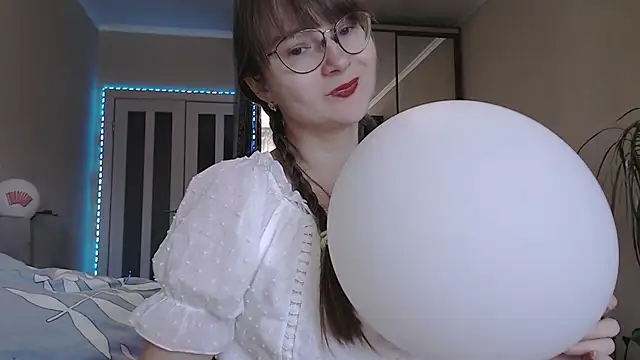 Snapshot of KiraGoldens chatting on 09/29/25, 06:29 KiraGoldens online show from 09/29/25, 06:29