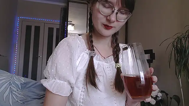 Snapshot of KiraGoldens chatting on 09/30/25, 07:24 KiraGoldens online show from 09/30/25, 07:24