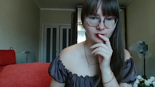 Snapshot of KiraGoldens chatting on 10/12/25, 06:45 KiraGoldens online show from 10/12/25, 06:45