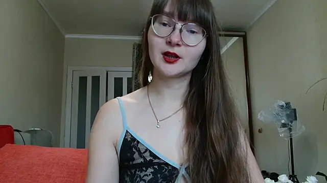 Snapshot of KiraGoldens chatting on 10/13/25, 05:29 KiraGoldens online show from 10/13/25, 05:29