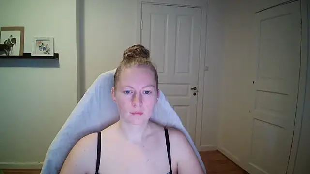 Snapshot of Girlnina-1995 chatting on 10/16/25, 07:42 Girlnina-1995 online show from 10/16/25, 07:42