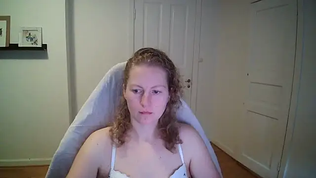 Girlnina-1995 online show from 11/17/25, 10:21