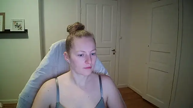 Girlnina-1995 online show from 11/27/25, 10:06