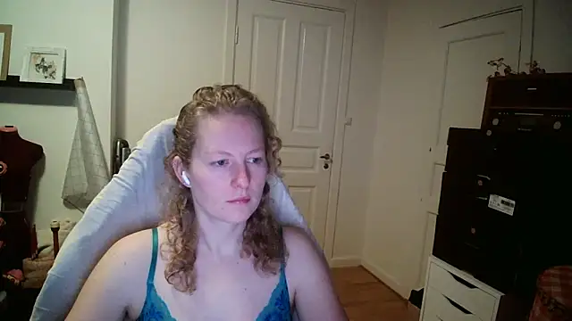 Girlnina-1995 online show from 12/16/25, 10:31