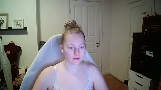 Girlnina-1995 online show from 12/18/25, 10:10