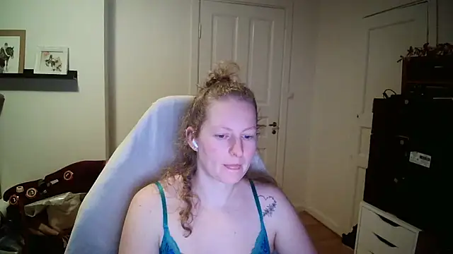 Girlnina-1995 online show from 02/02/26, 09:35