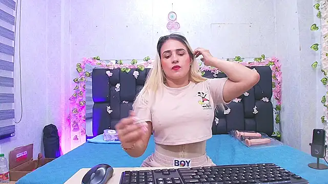  carolina fox online show from 09/18/25, 03:08