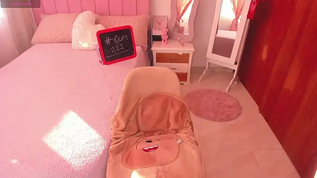 Snapshot of whitneyhot chatting on 09/09/25, 11:43 whitneyhot online show from 09/09/25, 11:43