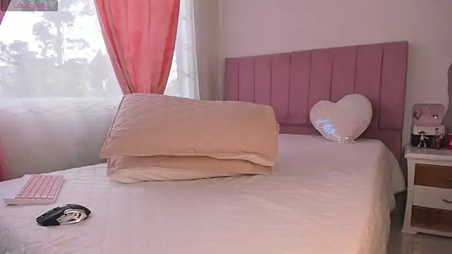 Snapshot of whitneyhot chatting on 09/19/25, 11:22 whitneyhot online show from 09/19/25, 11:22