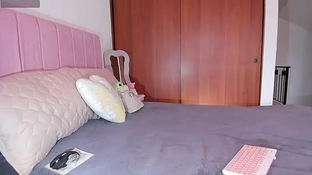 Snapshot of whitneyhot chatting on 11/10/25, 11:42 whitneyhot online show from 11/10/25, 11:42