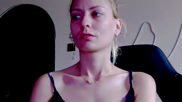 karo123421 online show from 11/15/25, 10:23