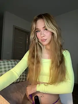 Snapshot of xDinnax chatting on 12/19/24, 07:51 xDinnax online show from 12/19/24, 07:51