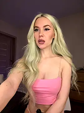 Snapshot of xDinnax chatting on 09/28/25, 01:05 xDinnax online show from 09/28/25, 01:05