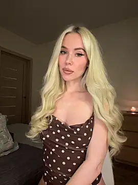 Snapshot of xDinnax chatting on 10/14/25, 03:35 xDinnax online show from 10/14/25, 03:35