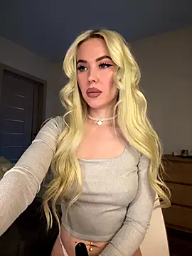 Snapshot of xDinnax chatting on 10/18/25, 05:14 xDinnax online show from 10/18/25, 05:14