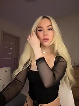 Snapshot of xDinnax chatting on 10/27/25, 01:48 xDinnax online show from 10/27/25, 01:48