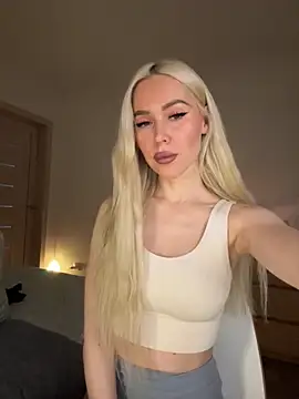 Snapshot of xDinnax chatting on 11/23/25, 04:23 xDinnax online show from 11/23/25, 04:23